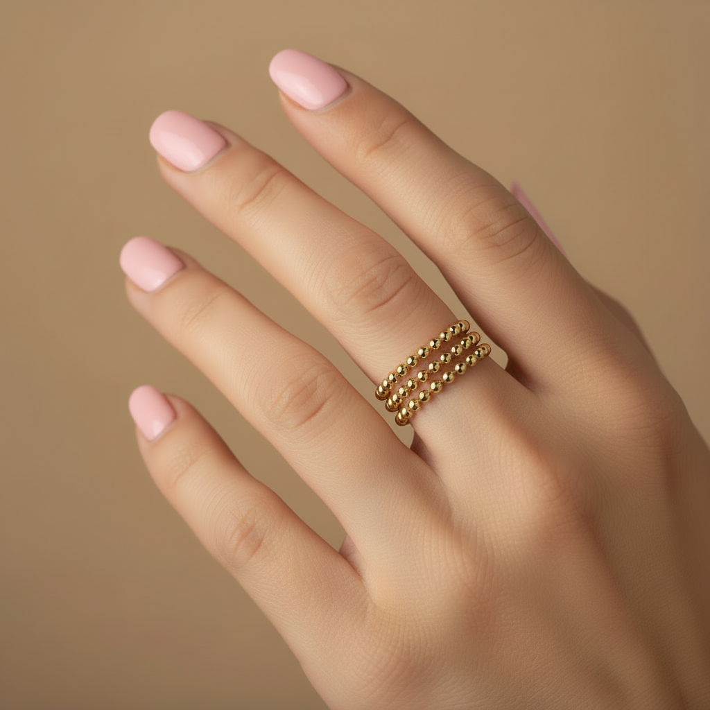 3 bagues perles dorées avec manucure raffinée