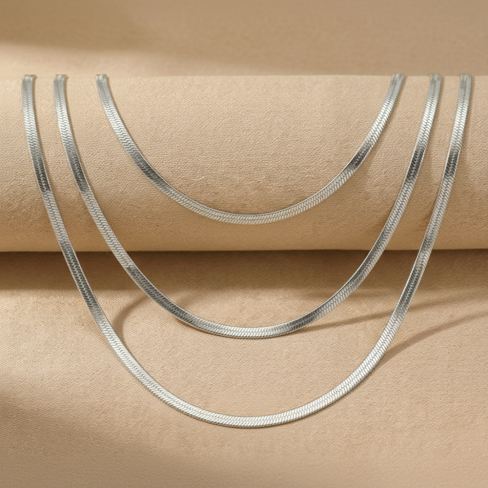 3 colliers argentés sans texte ni chiffres