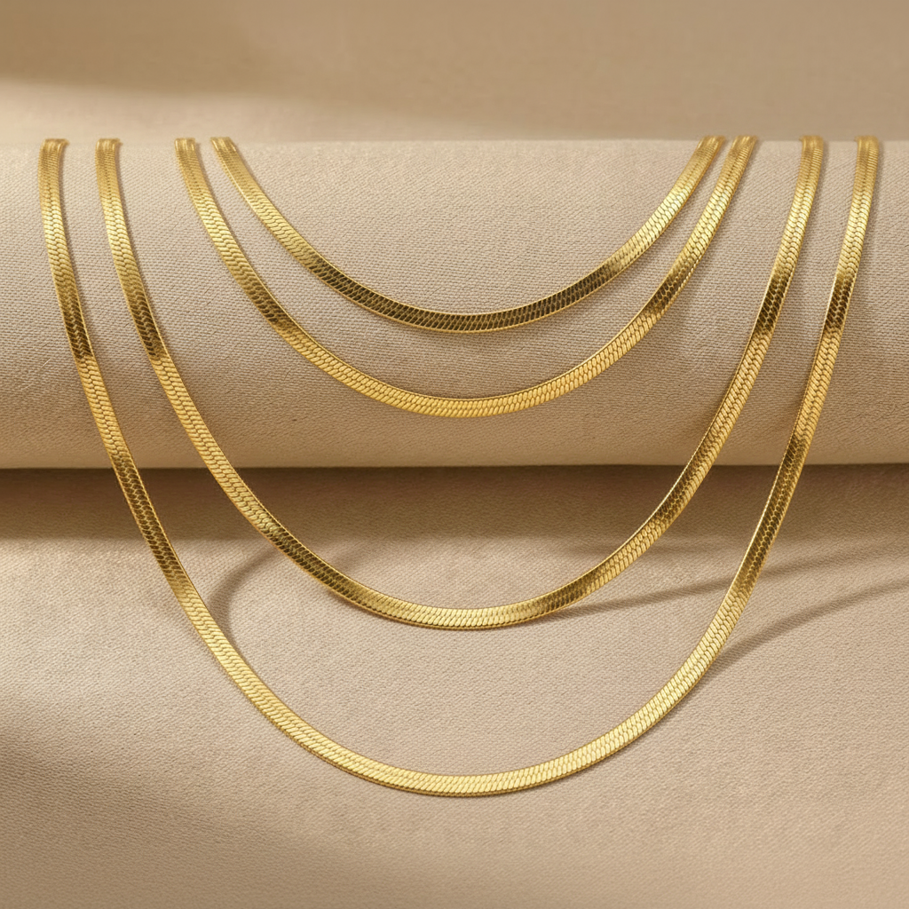 3 colliers dorés sans texte ni chiffres