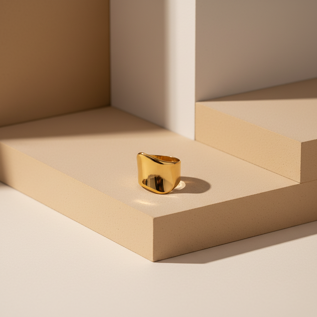 Bague large dorée composition artistique