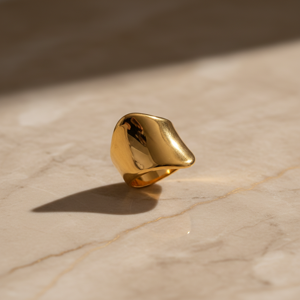 Bague large dorée sur marbre