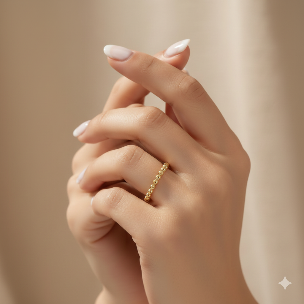 Bague perles dorées portée format carré