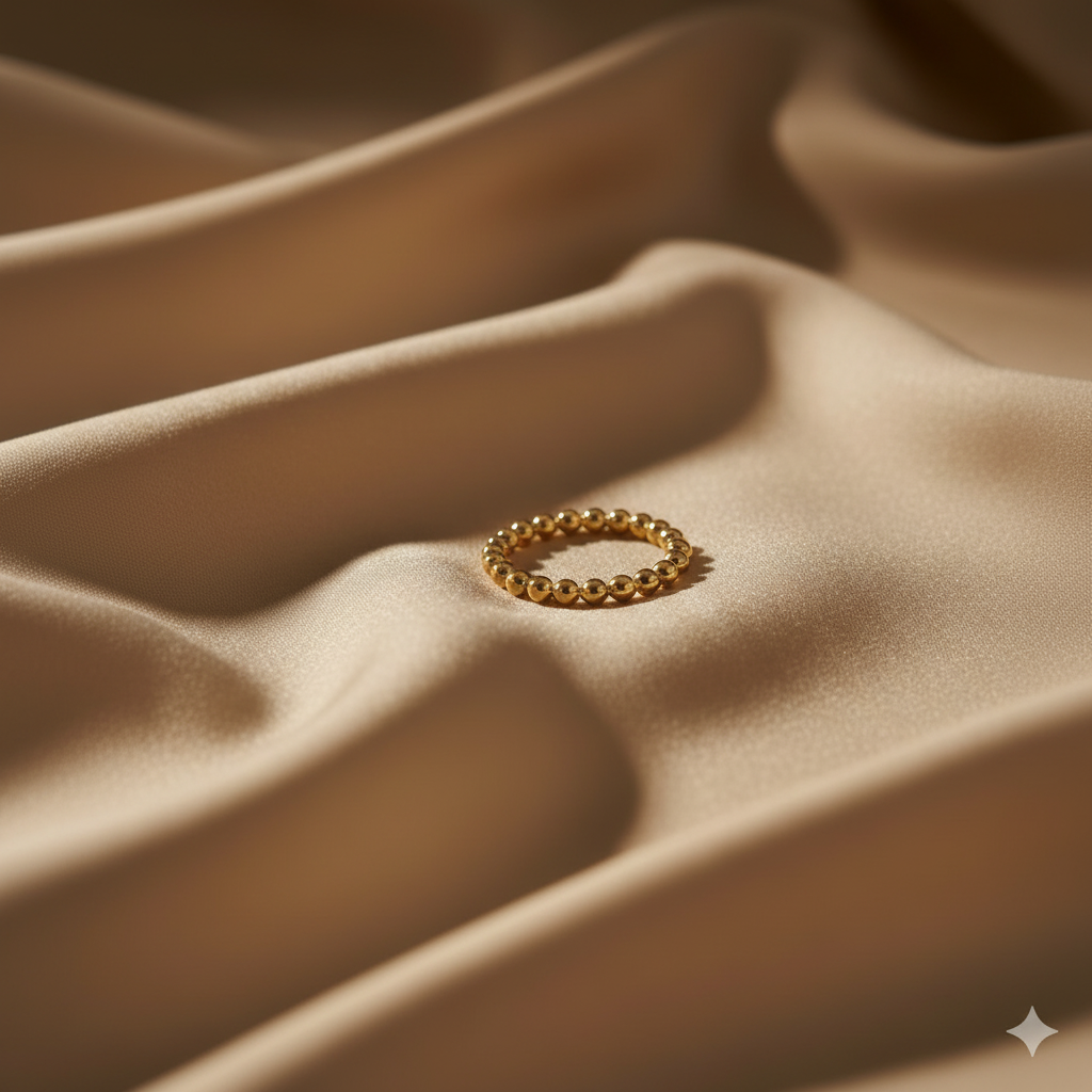 Bague perles dorées sur soie format carré